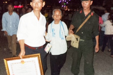 Hình ảnh đẹp “Vì nhân dân phục vụ” của 2 chiến sĩ công an