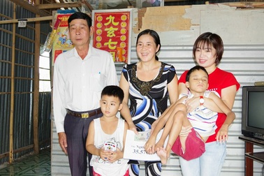 Người mẹ tật nguyền nuôi con bại não được bạn đọc giúp đỡ gần 36 triệu đồng