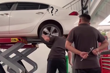 Cười nghiêng ngả với màn "chơi khăm" đồng nghiệp của nhân viên kỹ thuật