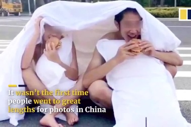 Cặp đôi nam nữ ăn mặc thiếu vải nằm giữa phố đông người để chụp ảnh