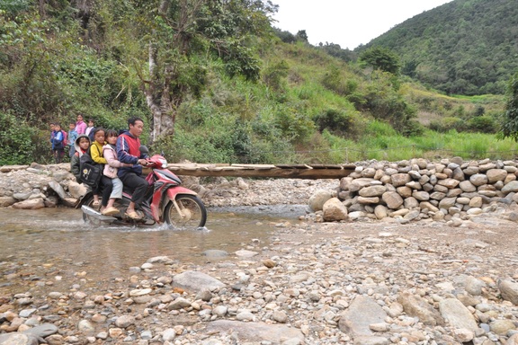 Người đàn ông mất vì không thể vượt lũ đi viện... và nỗi khao khát xây cầu