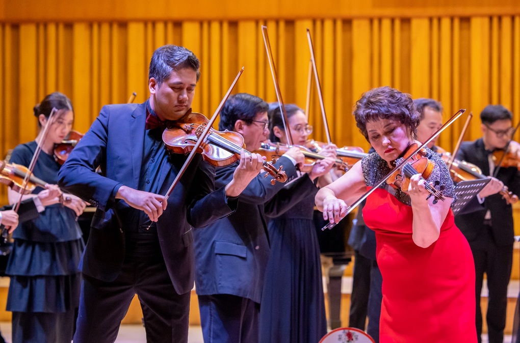 Nghệ sĩ violin Aiman Mussakhajaeva có màn biểu diễn ấn tượng tại Việt Nam - 2 Nghệ sĩ violin Aiman Mussakhajaeva có màn biểu diễn ấn tượng tại Việt Nam - 2