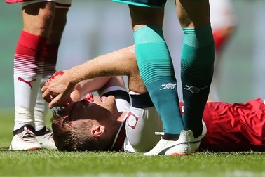 Lĩnh trọn cùi chỏ, đội trưởng Arsenal… đổ máu