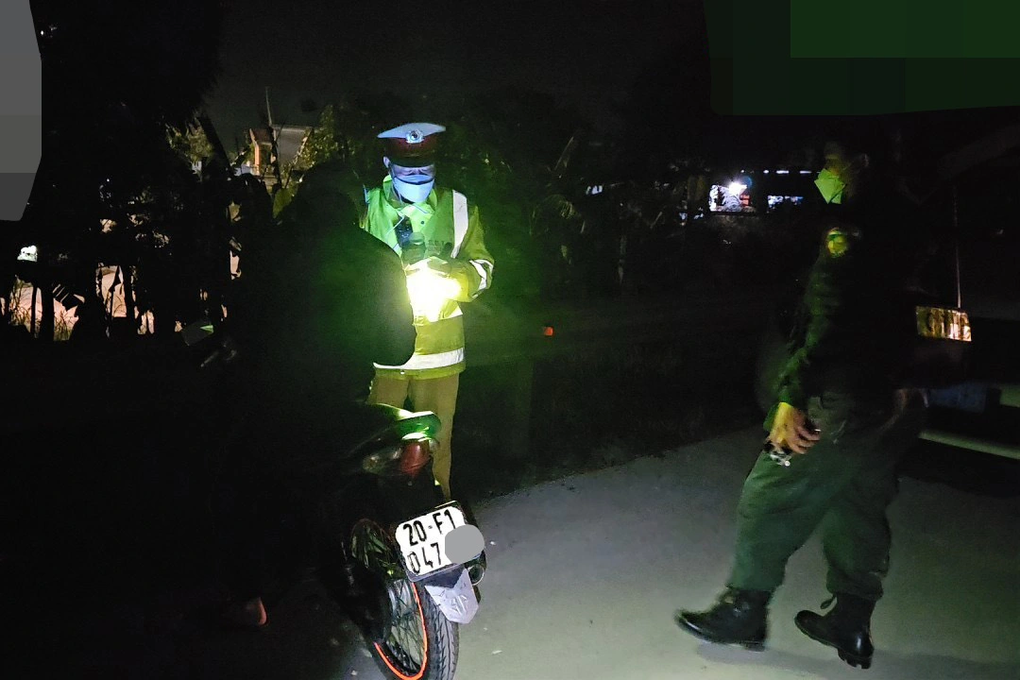 Dính cồn kịch khung, tài xế xe máy đi vào cao tốc Hà Nội - Thái Nguyên - 3 Dính cồn kịch khung, tài xế xe máy đi vào cao tốc Hà Nội - Thái Nguyên - 3
