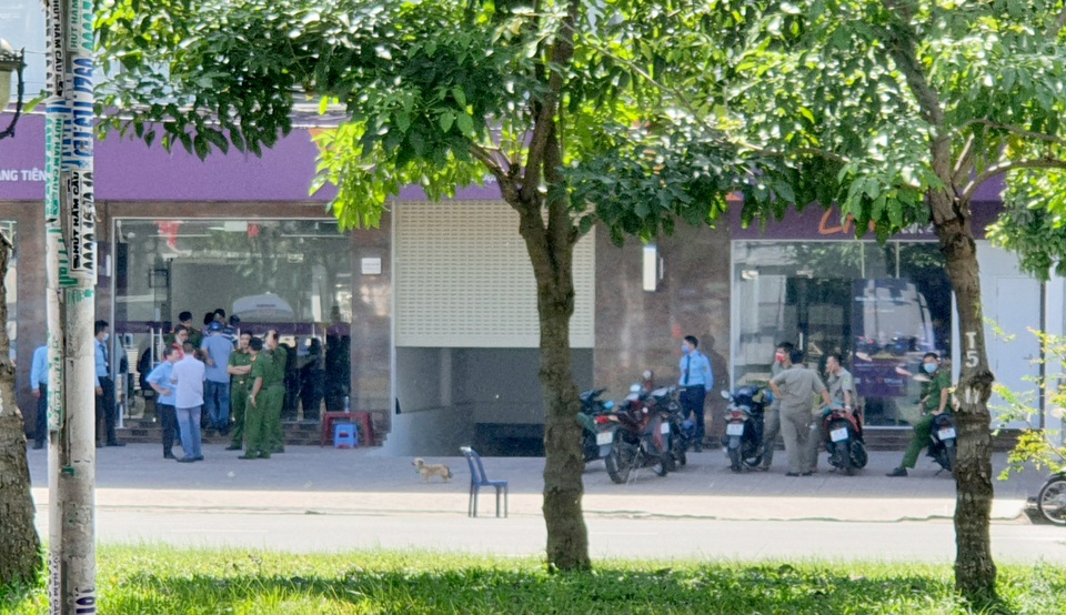 Nghi can cướp ngân hàng gây án như thế nào? - 1 Nghi can cướp ngân hàng gây án như thế nào? - 1