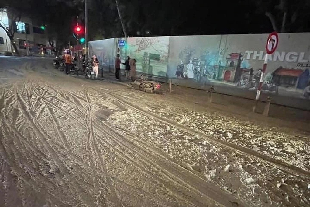 Truy tìm phương tiện làm đổ bùn đất ra phố Hà Nội khiến nhiều tài xế bị ngã - 1 Truy tìm phương tiện làm đổ bùn đất ra phố Hà Nội khiến nhiều tài xế bị ngã - 1