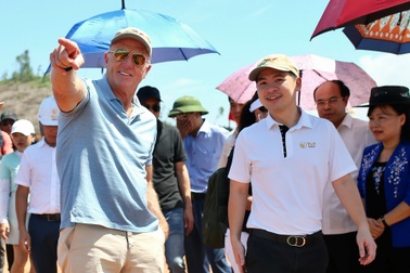 Cú swing đầu tiên của huyền thoại Greg Norman tại sân golf Văn Lang Empire