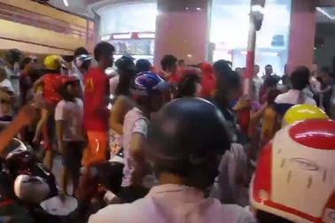 Hàng ngàn người đổ ra đường xem múa lân