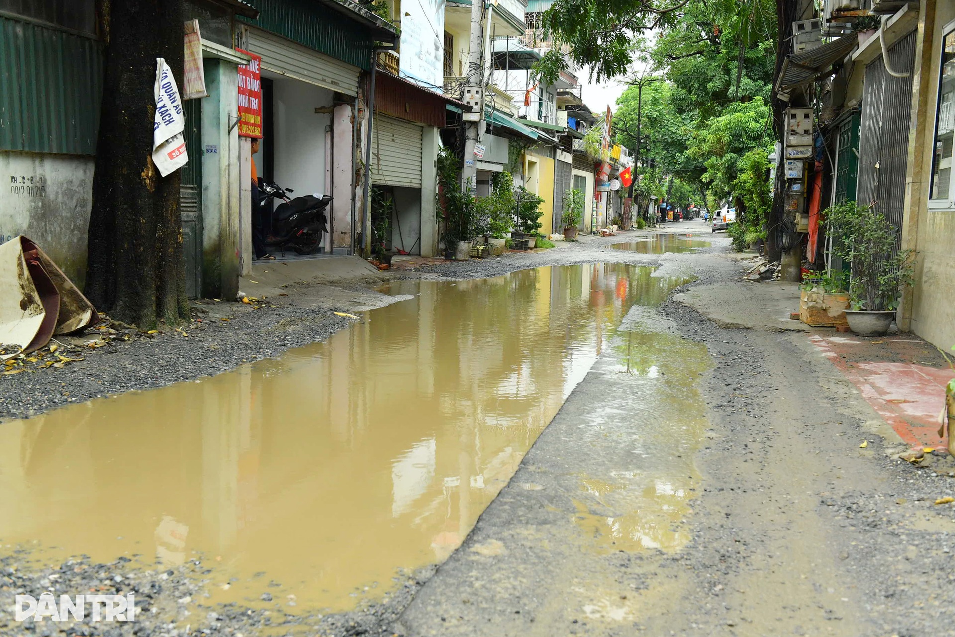 Hà Nội: Người dân khổ sở “vượt chướng ngại vật” trên đường Thanh Bình - 7 Hà Nội: Người dân khổ sở “vượt chướng ngại vật” trên đường Thanh Bình - 7