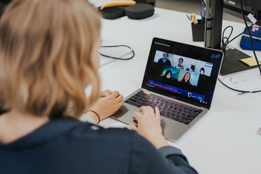 Sinh viên học trực tuyến thời Covid-19: "Cái khó ló cái khôn"