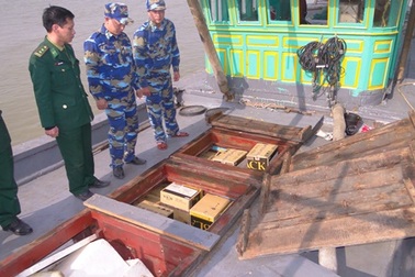 Bắt lô rượu ngoại lậu được chuyển xuống từ tàu hàng Trung Quốc
