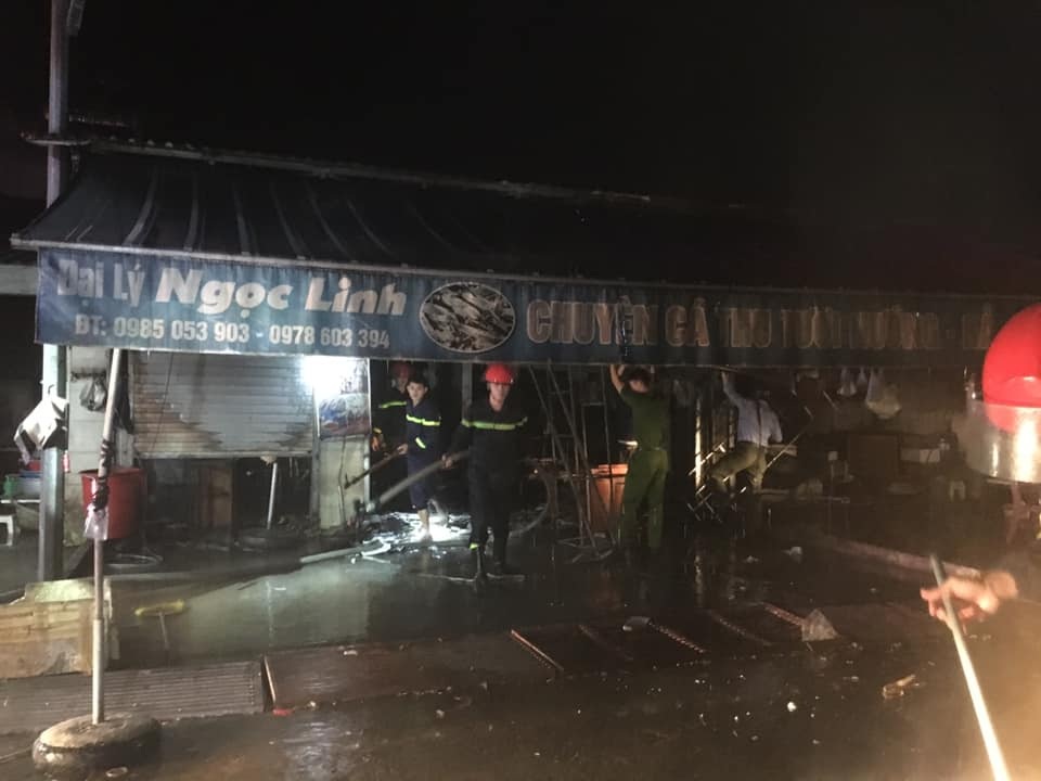 Chợ đầu mối TP Vinh bất ngờ bùng cháy, nhiều tài sản bị thiêu rụi - 1 Chợ đầu mối TP Vinh bất ngờ bùng cháy, nhiều tài sản bị thiêu rụi - 1