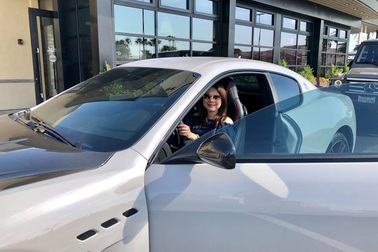 Ca sĩ Thanh Thảo bầu bí vẫn lái siêu xe thật “ngầu”