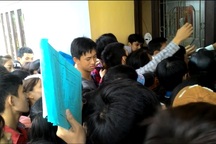 Chen lấn hơn 1 ngày mới nộp được hồ sơ xét tuyển