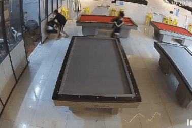 Người đàn ông quỳ gối van xin khi bị đánh tới tấp trong quán bida