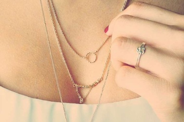 Làm gì khi bị mẩn ngứa vì đeo trang sức