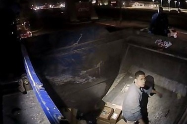 Giải cứu người đàn ông say rượu mắc kẹt trong xe tải rác