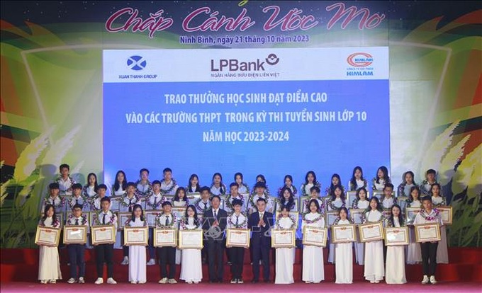 Trao thưởng các em học sinh đạt điểm cao vào các trường Trung học phổ thông trong Kỳ thi tuyển sinh lớp 10 năm học 2023 - 2024. Ảnh: TTXVN
