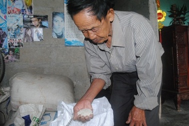 Xử nghiêm cán bộ bắt dân nghèo đóng tiền khi nhận gạo cứu trợ 