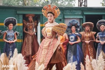 Khai mạc triển lãm "Áo dài phụ nữ Việt Nam đi qua khói lửa chiến tranh"