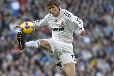 Real Madrid dùng Huntelaar làm “vật thế chấp” để mua Xabi Alonso