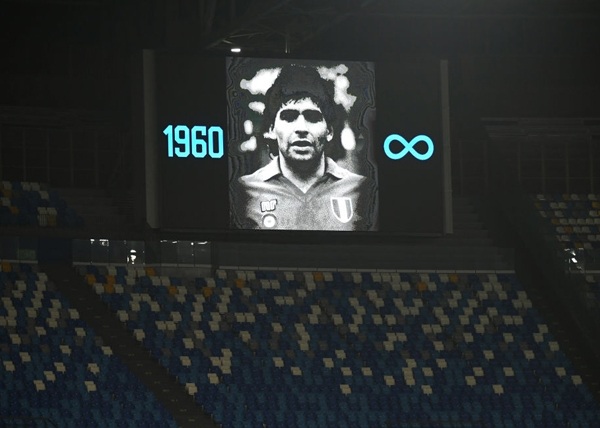 Cả đội Napoli mặc áo số 10 để tưởng nhớ huyền thoại Maradona - 1