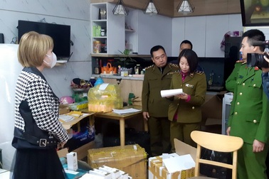 "Đột kích" kho hàng của nữ chủ tiệm online, thu hàng nghìn sản phẩm