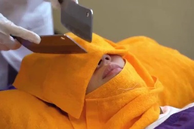 Du khách thư giãn với kiểu massage bằng dao phay