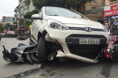 Hà Nội: Xe “điên” đâm hàng loạt phương tiện, 4 người nhập viện