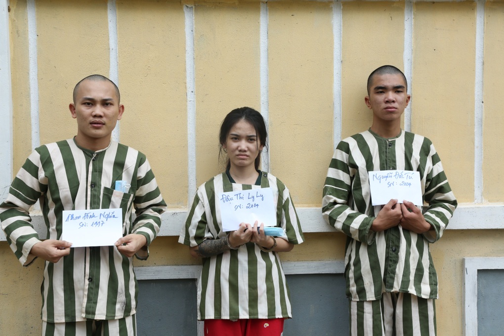 3 cô gái bị nhốt và ép phục vụ quán karaoke - 1