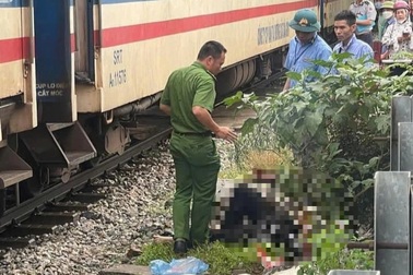 Hà Nội: Người đàn ông bất ngờ lao vào tàu hỏa tự vẫn