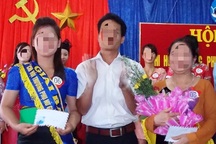 Cán bộ thị trấn từng bắt dân chui qua háng xin thôi các chức vụ