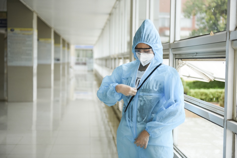 Hoa hậu Phan Hoàng Thu diện đồ bảo hộ kín mít vào Quảng Nam trao quà - 4 Hoa hậu Phan Hoàng Thu diện đồ bảo hộ kín mít vào Quảng Nam trao quà - 4