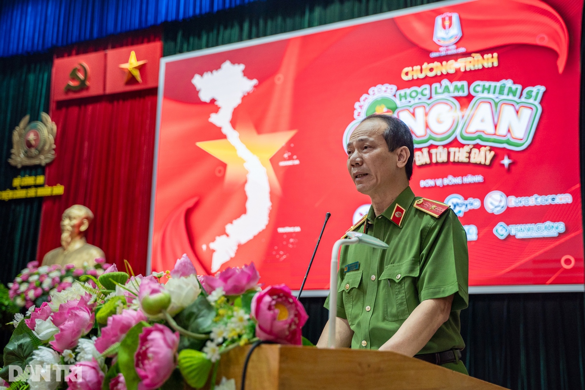 Hàng trăm em nhỏ hào hứng trải nghiệm trại hè làm chiến sĩ Công an nhân dân - 3 Hàng trăm em nhỏ hào hứng trải nghiệm trại hè làm chiến sĩ Công an nhân dân - 3