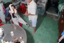 Đánh con gái vì đi chơi khuya, cha bị phạt 7,5 triệu đồng