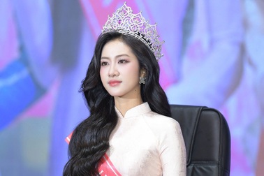 Hoa hậu Trúc Linh về thăm trường, nói về việc "lạm phát hoa hậu" ở Việt Nam