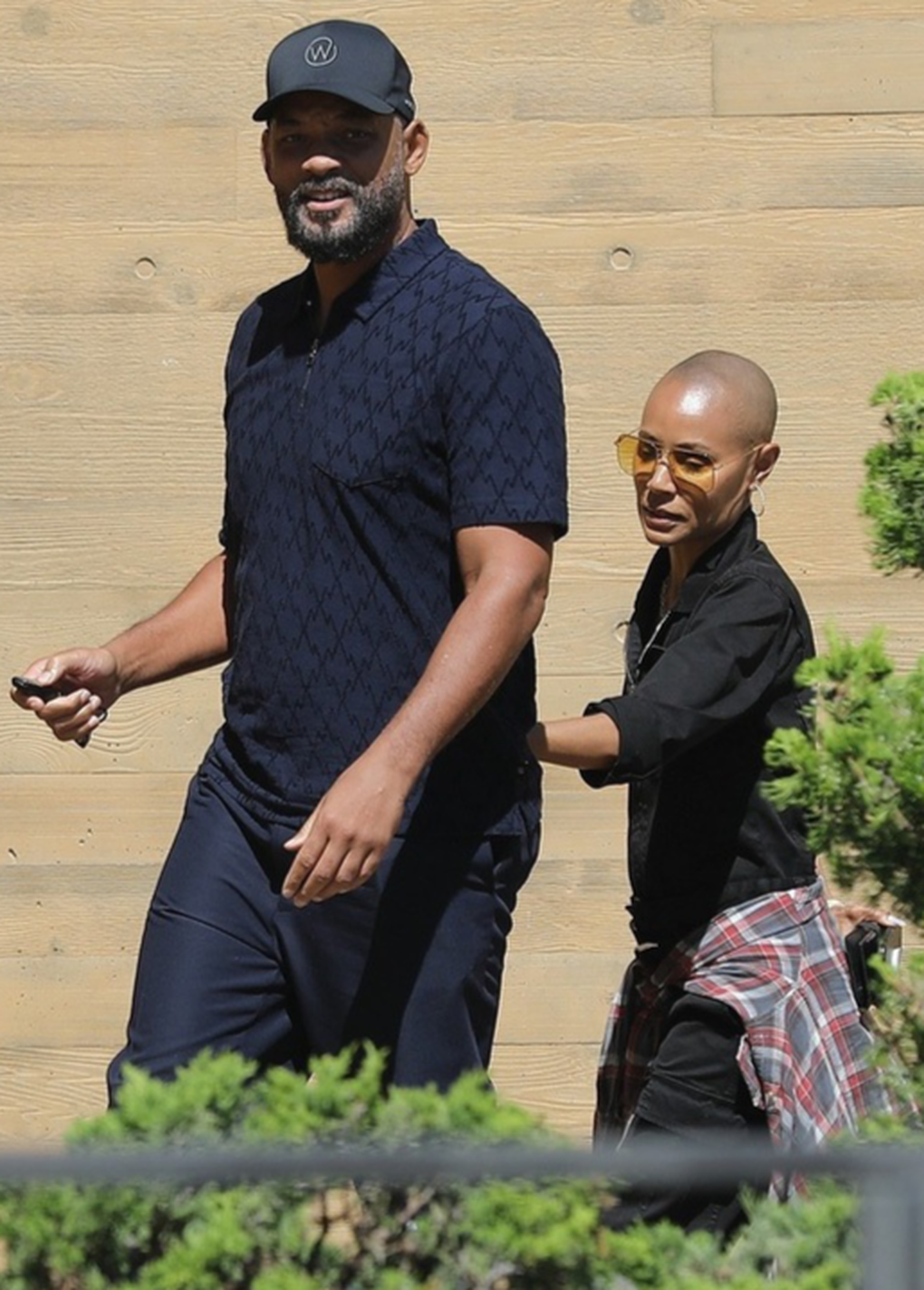 Will Smith xuất hiện rạng rỡ bên vợ sau cái tát tai tiếng ở Oscar - 2