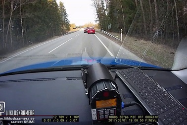 Cảnh sát Estonia sử dụng bàn chông để chặn xe đang bỏ chạy