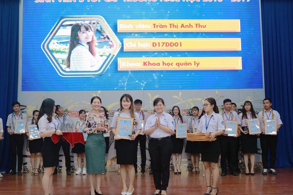 Cô thủ lĩnh sinh viên năng động - 4 Cô thủ lĩnh sinh viên năng động - 4