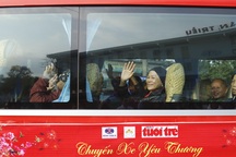 Hạnh phúc ngày về nhà ăn Tết trên chuyến xe yêu thương dành cho bệnh nhân ung thư