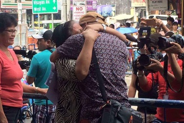 Cuộc đoàn tụ đẫm nước mắt của người con thất lạc mẹ 30 năm trời