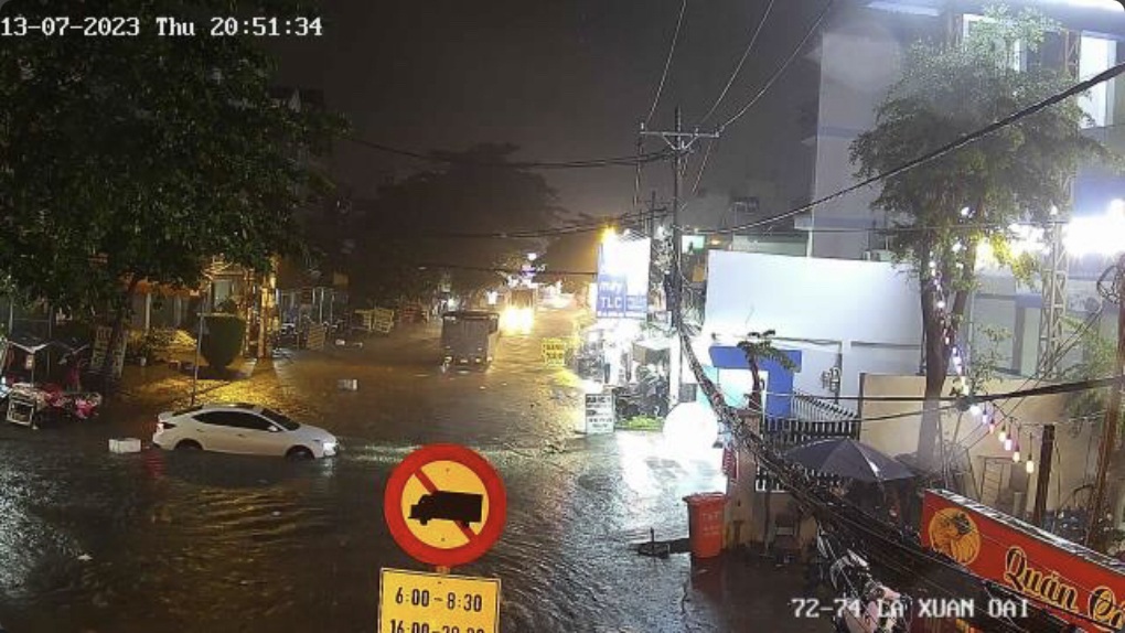 Dông lớn buổi tối, khắp TPHCM ngập lênh láng - 4 Dông lớn buổi tối, khắp TPHCM ngập lênh láng - 4