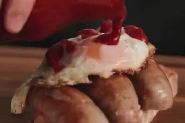 Những món Brooklyn Beckham bán ra khi hợp tác với hãng vận chuyển đồ ăn