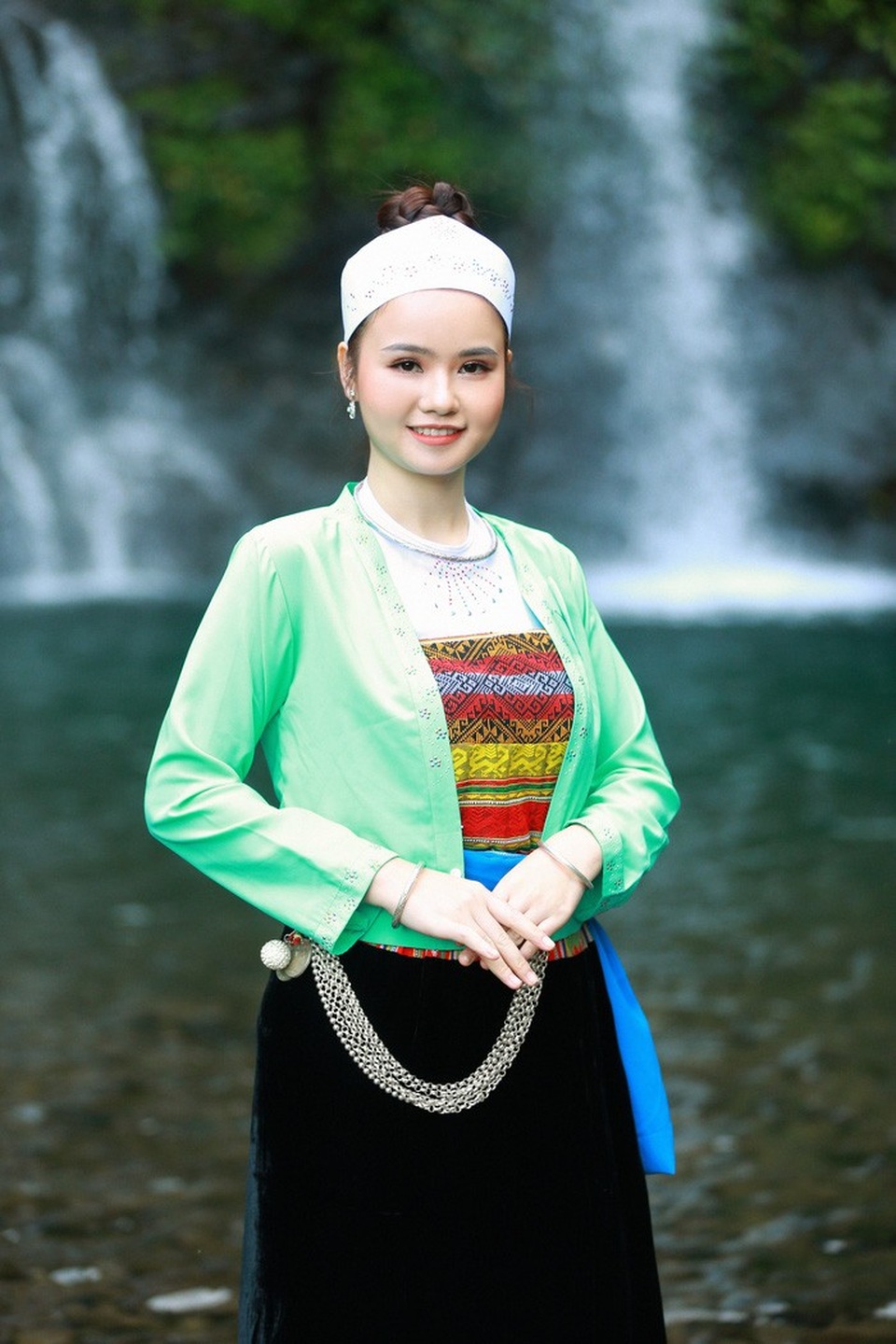 Người đẹp xứ Mường khoe sắc bên thác Cửu Tú Sơn - 5