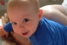 Muôn vàn cách trẻ con đánh thức bố dậy khiến người xem phì cười