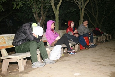 Du khách “vật vờ” trắng đêm tại đền Trần