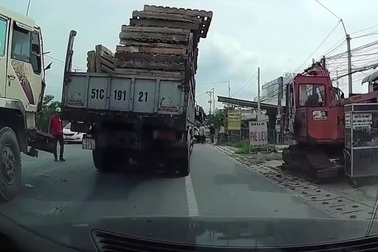 Điều gì xảy ra khi xe tải lớn phanh gấp?