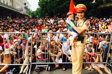 Mướt mồ hôi giữa "biển người" háo hức chào đón đoàn diễu binh
