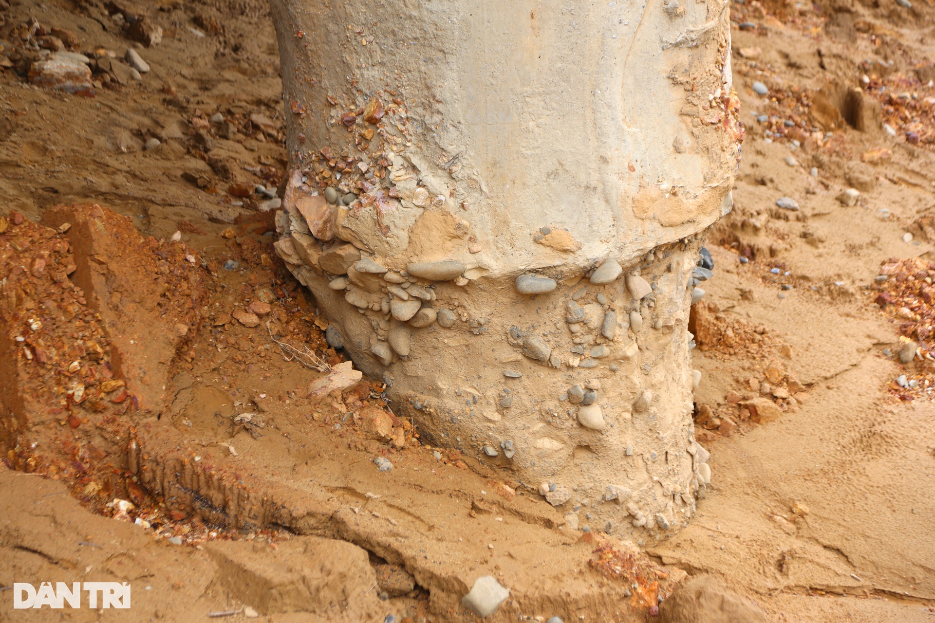 Mố cầu hở toác sau mưa lũ, hàng nghìn người bất an lo cầu sập - 4 Mố cầu hở toác sau mưa lũ, hàng nghìn người bất an lo cầu sập - 4