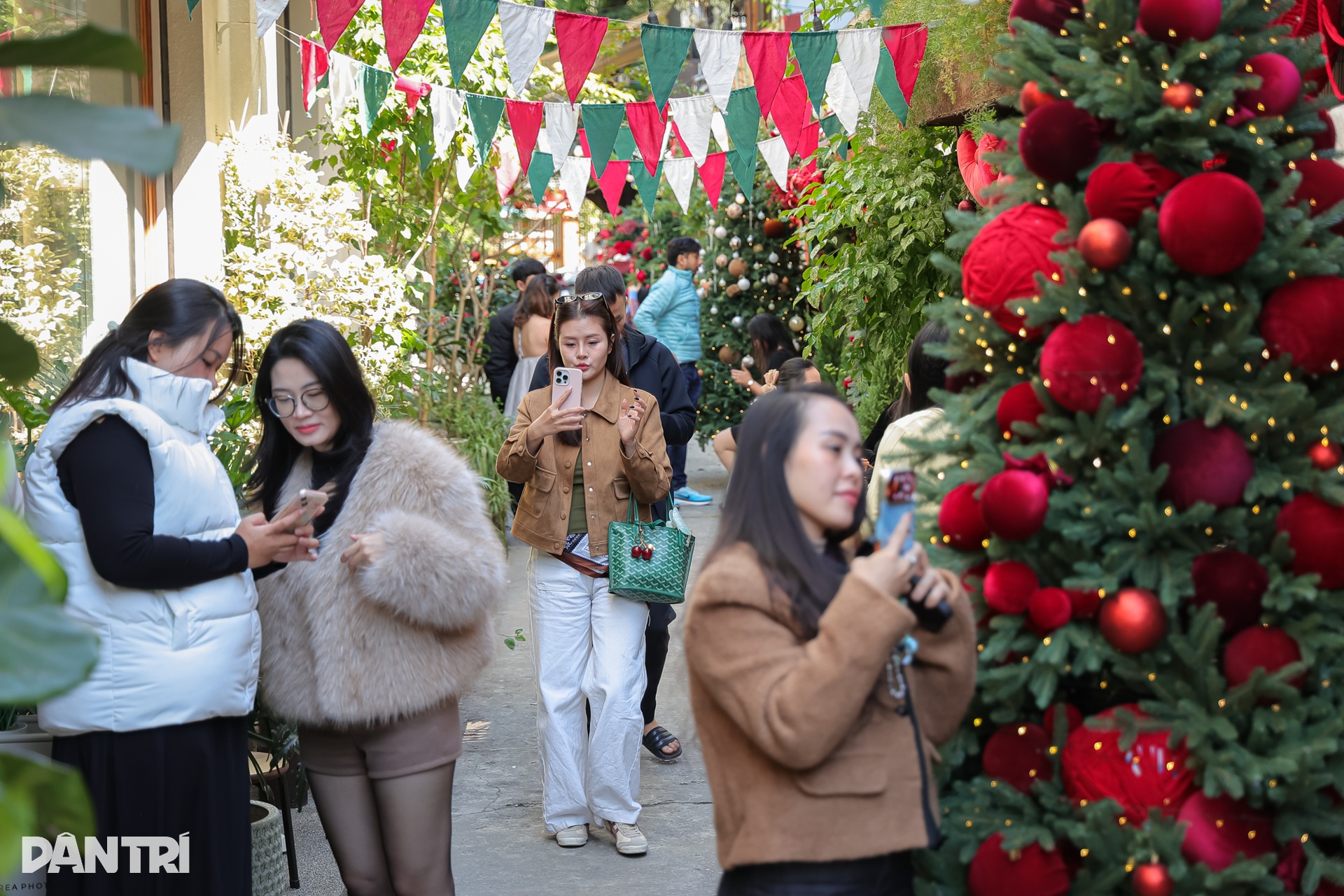 Chi trăm triệu đồng làm tuyết nhân tạo, quán cà phê Hà Nội chật kín khách - 12 Chi trăm triệu đồng làm tuyết nhân tạo, quán cà phê Hà Nội chật kín khách - 12